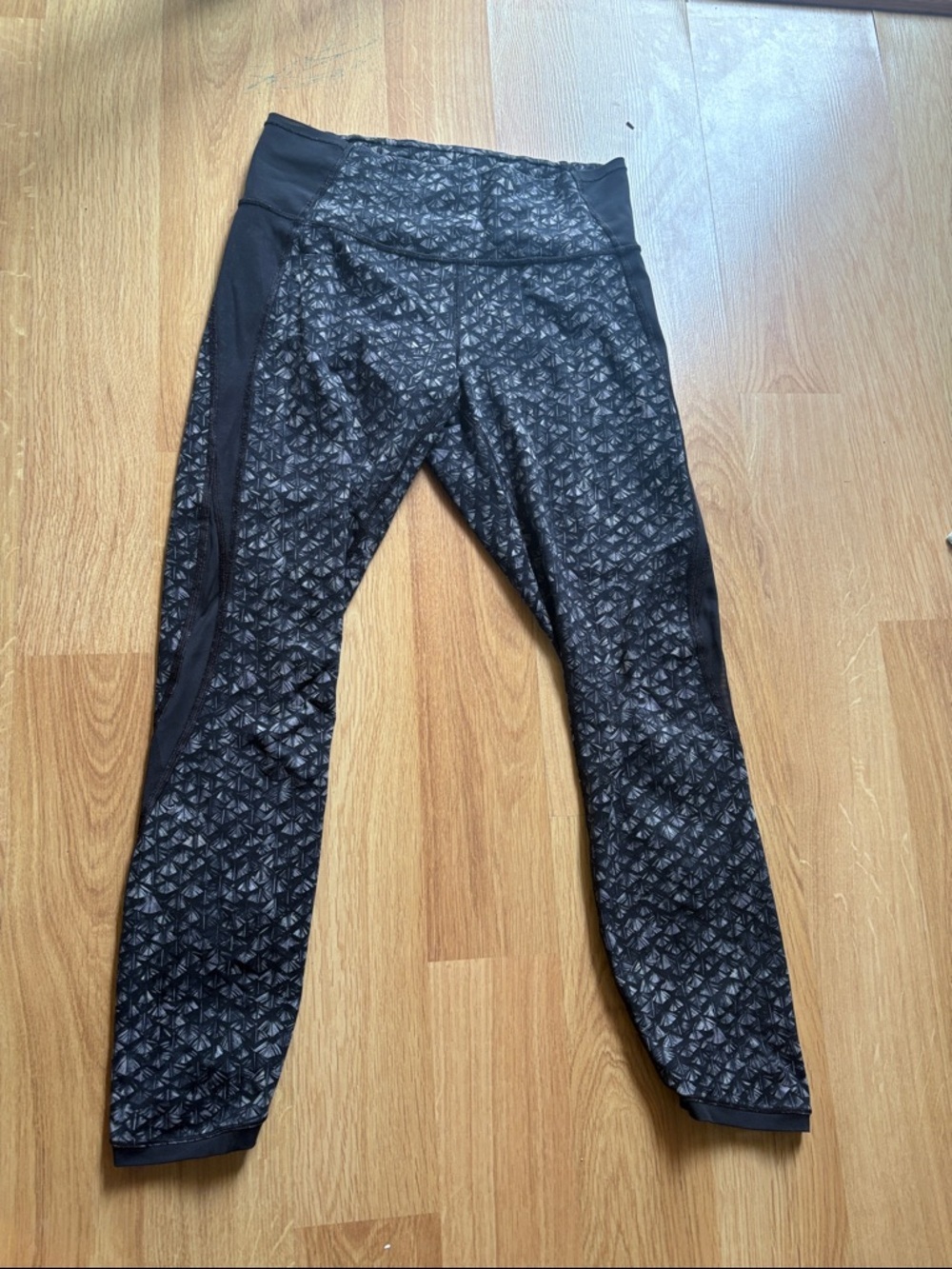 Lululemon black feather speed ? Extreme leggings size 8